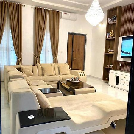 Urban Retreat Luxury Shortlet Apartment Lekki Ajah Lagos With Pool And Gym エクステリア 写真