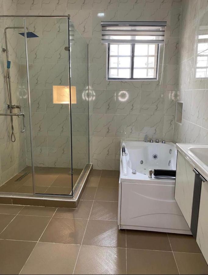 Urban Retreat Luxury Shortlet Apartment Lekki Ajah Lagos With Pool And Gym エクステリア 写真