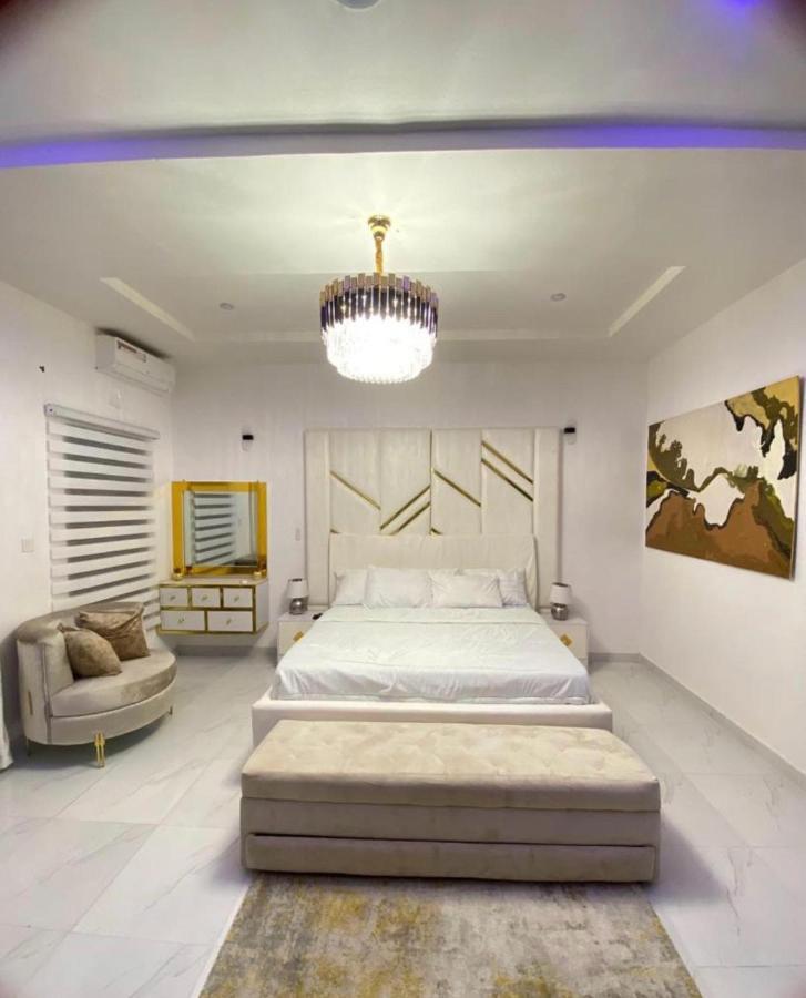 Urban Retreat Luxury Shortlet Apartment Lekki Ajah Lagos With Pool And Gym エクステリア 写真