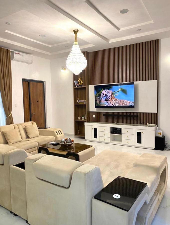 Urban Retreat Luxury Shortlet Apartment Lekki Ajah Lagos With Pool And Gym エクステリア 写真