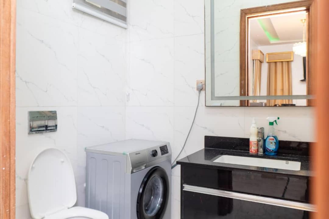 Urban Retreat Luxury Shortlet Apartment Lekki Ajah Lagos With Pool And Gym エクステリア 写真