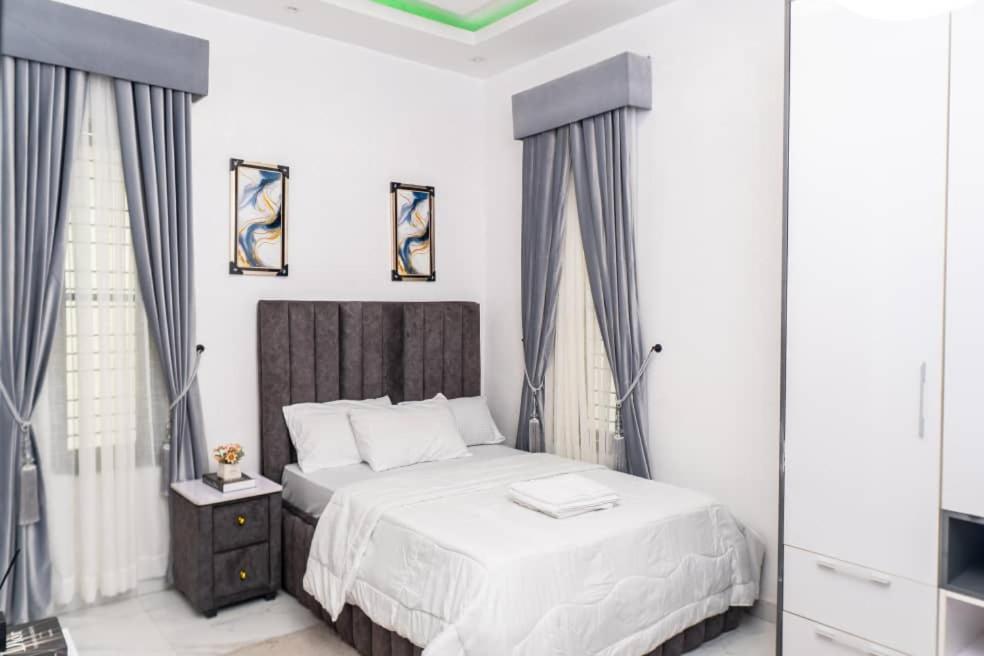 Urban Retreat Luxury Shortlet Apartment Lekki Ajah Lagos With Pool And Gym エクステリア 写真